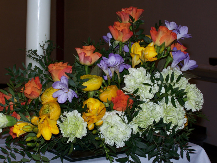 Österlicher Blumenschmuck in St. Nikolaus